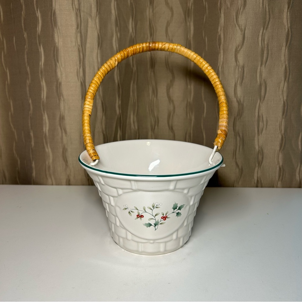 Pfaltzgraff Winterberry Basket Wicker Handle Decorative Holly Christmas